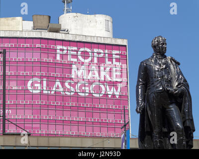 Menschen machen Glasgow George Square sonnigen Tag blauer Himmel Statue des Dichters Thomas Campbell Stockfoto