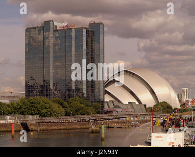 SEC-Gürteltier Crowne Plaza Glasgow und das Wasser des Flusses Clyde Stockfoto