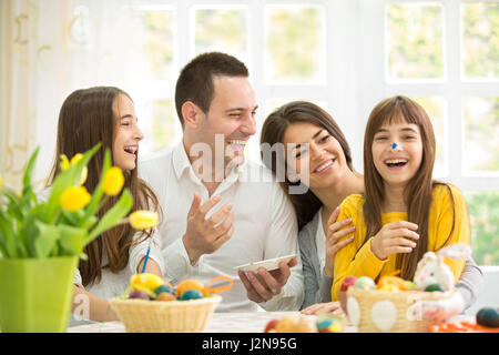 Lachende und glückliche Familie zu Ostern Stockfoto