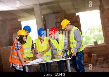 Gruppe von Ingenieuren und Architekten arbeiten zusammen Stockfoto