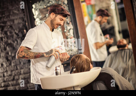 Friseur waschen Kopf der Mann mit Bart im barbershop Stockfoto