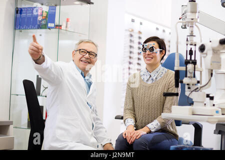 Leitender Augenarzt bei der Arbeit in Augenklinik Stockfoto