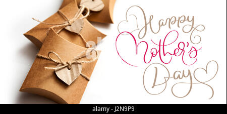 Schöne Boxen für Geschenke auf einen weißen Hintergrund und Text Happy Muttertag. Kalligraphie-Schriftzug Hand zeichnen Stockfoto