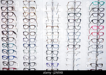 Brillen kann Shop gesehen große Auswahl an Rahmen für Brillen werden. Stockfoto