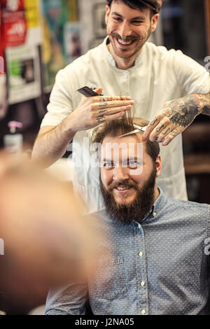 Herren Haarschnitt mit der Schere im salon Stockfoto