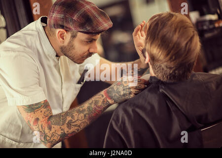 Barbier rasieren Bart auf client Stockfoto