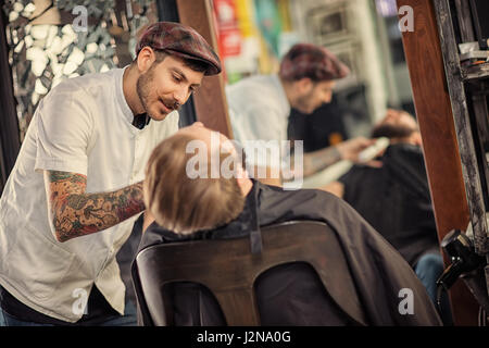 professionelle geschickte Barbier rasieren Bart an Kunden Stockfoto