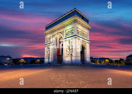Arc de Triomphe und Champs Elysees, Sehenswürdigkeiten im Zentrum von Paris, bei Sonnenuntergang. Paris, Frankreich Stockfoto