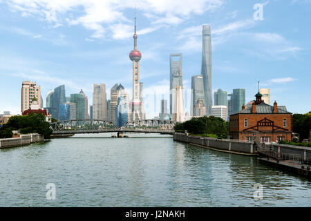 Skyline von Shanghai mit historischen Waibaidu-Brücke in Shanghai China. Shanghai Luajiazui Finanz- und Geschäftsviertel Stockfoto