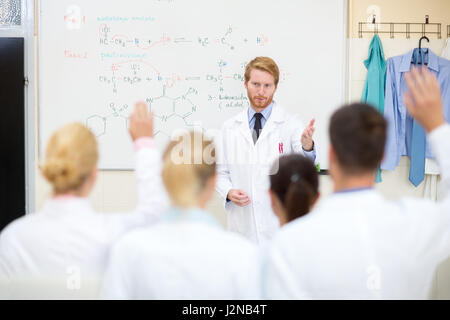 Männliche Chemieprofessor lernen Schüler im Klassenzimmer Stockfoto