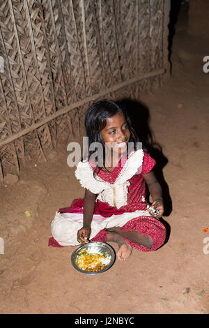 Anschauliches Bild. Pondicherry, Tamil Nadu, Indien - Marsh 07, 2014. Armes Kind mit Lächeln Gefühl, auf der Straße Stockfoto