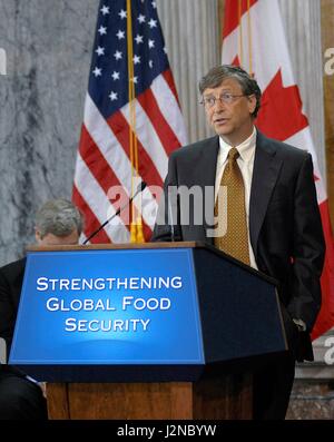 Microsoft-Mitbegründer Bill Gates spricht über die Ankündigung des internationalen Engagements gegen globalen Hunger und Armut auf die Treasury-Abteilung 22. April 2010 in Washington, DC. Stockfoto