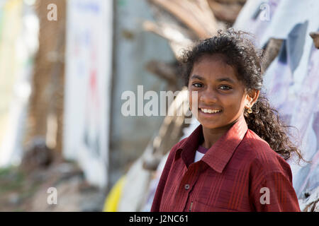 Anschauliches Bild. Pondicherry, Tamil Nadu, Indien - Marsh 07, 2014. Armes Kind mit Lächeln Gefühl, auf der Straße Stockfoto