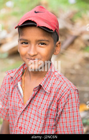 Anschauliches Bild. Pondicherry, Tamil Nadu, Indien - Marsh 07, 2014. Armes Kind mit Lächeln Gefühl, auf der Straße Stockfoto