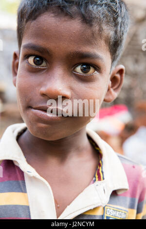 Anschauliches Bild. Pondicherry, Tamil Nadu, Indien - Marsh 07, 2014. Armes Kind mit Lächeln Gefühl, auf der Straße Stockfoto