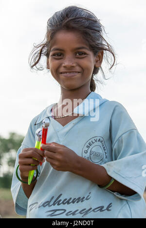 Anschauliches Bild. Pondicherry, Tamil Nadu, Indien - Marsh 07, 2014. Armes Kind mit Lächeln Gefühl, auf der Straße Stockfoto