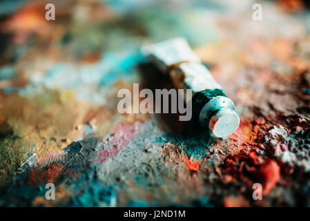Farben mischen und Rohr auf der Palette Detailansicht verwendet. Maler-Werkzeuge und Zubehör Stockfoto