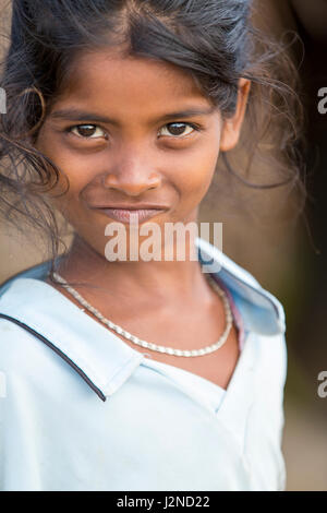 Anschauliches Bild. Pondicherry, Tamil Nadu, Indien - Marsh 07, 2014. Armes Kind mit Lächeln Gefühl, auf der Straße Stockfoto