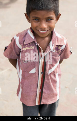 Anschauliches Bild. Pondicherry, Tamil Nadu, Indien - Marsh 07, 2014. Armes Kind mit Lächeln Gefühl, auf der Straße Stockfoto