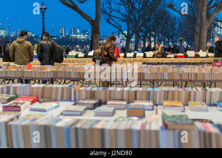 Leute, die die Auswahl des Southbank Center Book Market betrachten Stockfoto