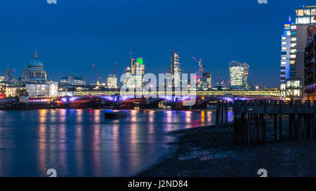 Blackfriars Bridge in London mit Blick auf die Stadt zu blauer Stunde Stockfoto