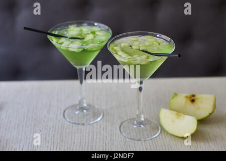 Zwei Gläser von Apple martini Stockfoto