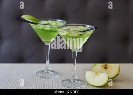 Zwei Gläser von Apple martini Stockfoto