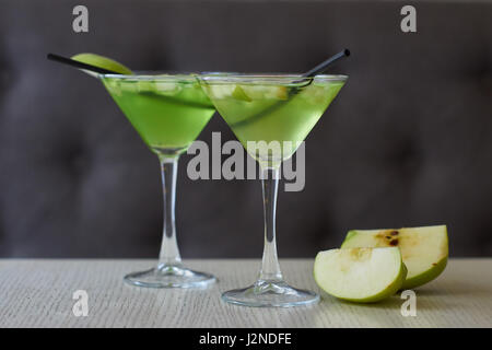 Zwei Gläser von Apple martini Stockfoto