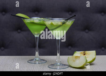 Zwei Gläser von Apple martini Stockfoto