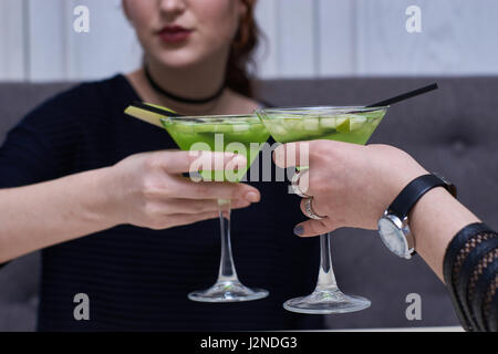 Zwei Gläser von Apple martini Stockfoto