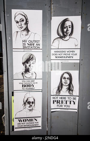 Motto-Plakate gegen Sexismus und Einstellung gegenüber Frauen. Schwarz auf weiß Zeichnungen mit einem gedruckten Nachrichten von Stop sagen Frauen Kampagne zu Lächeln Stockfoto
