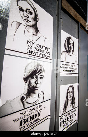 Motto-Plakate gegen Sexismus und Einstellung gegenüber Frauen. Schwarz auf weiß Zeichnungen mit einem gedruckten Nachrichten von Stop sagen Frauen Kampagne zu Lächeln Stockfoto
