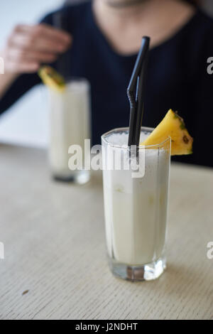 Zwei Gläser von Pina colada Stockfoto