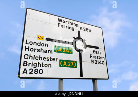 UK Straße Richtung Zeichen zeigen Routen nach London und in den Süden von England, in West Sussex, England, Großbritannien Stockfoto