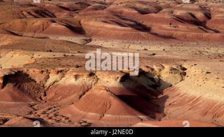 Die trockenen Wüstenlandschaft und eindrucksvollen geologischen Formationen des Atlas-Gebirges in Marokko in der Nähe der World Heritage Site von Ait Benhaddou. Stockfoto