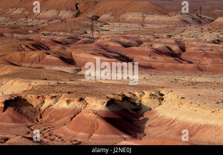 Die trockenen Wüstenlandschaft und eindrucksvollen geologischen Formationen des Atlas-Gebirges in Marokko in der Nähe der World Heritage Site von Ait Benhaddou. Stockfoto