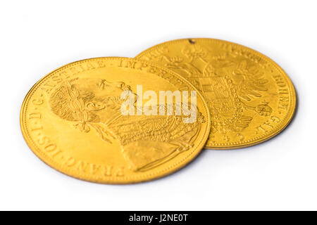 Nahaufnahme in der Perspektive von zwei auf einander Austria-Hungary Taler, avers und Revers der goldenen Münze-Dukaten aus dem Jahr 1915 mit Kaiser Franz Joseph Stockfoto
