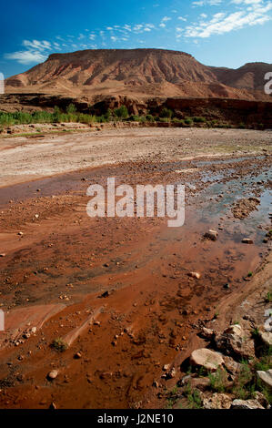 Eine ausgetrocknete Flusstal umgeben von den trockenen Wüstenlandschaft des Atlas-Gebirges in Marokko bei der World Heritage Site von Ait Benhaddou. Stockfoto