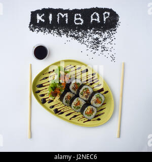 Gimbap. Koreanische Algen und Reis Brötchen Stockfoto