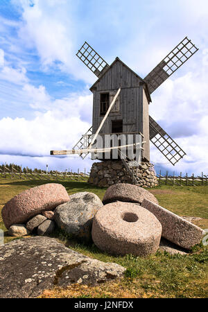 Ländlichen Landschaft mit alten Mühlen und Mühlsteine. Stockfoto