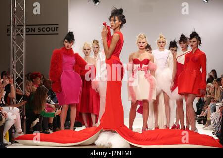 PAM Hog show Feb 2016 im Fashion Scout eines ihrer besten noch zeigt... Stockfoto