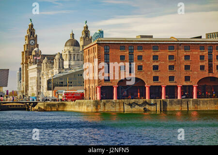 Waterfront, mit Liverpool Albert Dock im Vordergrund und Leber Gebäude in der Ferne. Stockfoto