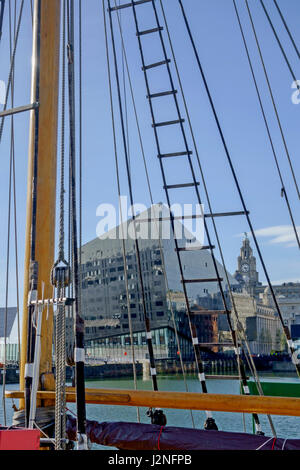 Blick über das Canning Dock in Liverpool, mit einem Teil der alten Segelschiff im Vordergrund. Stockfoto