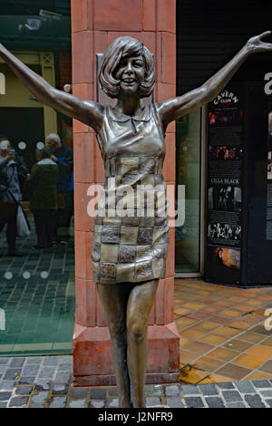 Lebensgroße Bronzestatue von Cilla Black außerhalb der Cavern Club, Mathew Street, Liverpool, Merseyside. Stockfoto