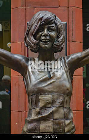 Lebensgroße Bronzestatue von Sängerin Cilla Black außerhalb der Cavern Club, Mathew Street, Liverpool, Merseyside Stockfoto