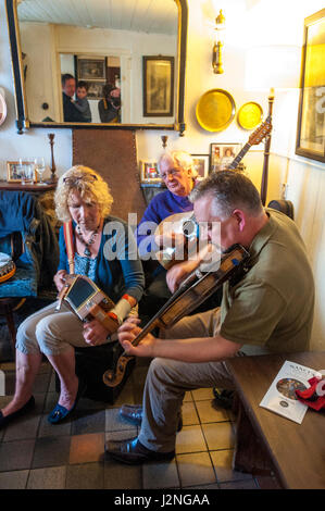 Ardara, County Donegal, Irland. 29. April 2017. Musiker aus Irland, Schottland, Wales, England und Frankreich kamen in die Westküste Dorf für das jährliche "Cup der Tae" traditionelle Musikfestival. Hier spielen die drei Musiker traditionelle irische Instrumente in Nancys Bar im Dorf. Der Titel "Cup der Tae" ist der Name für einen irischen Reel oder Tanz. Foto von: Richard Wayman/Alamy Live-Nachrichten Stockfoto