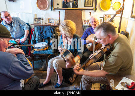 Ardara, County Donegal, Irland. 29. April 2017. Musiker aus Irland, Schottland, Wales, England und Frankreich kamen in die Westküste Dorf für das jährliche "Cup der Tae" traditionelle Musikfestival. Hier spielen die drei Musiker traditionelle irische Instrumente in Nancys Bar im Dorf. Der Titel "Cup der Tae" ist der Name für einen irischen Reel oder Tanz. Foto von: Richard Wayman/Alamy Live-Nachrichten Stockfoto