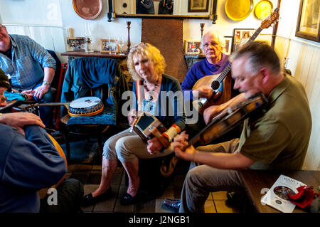 Ardara, County Donegal, Irland. 29. April 2017. Musiker aus Irland, Schottland, Wales, England und Frankreich kamen in die Westküste Dorf für das jährliche "Cup der Tae" traditionelle Musikfestival. Hier spielen die drei Musiker traditionelle irische Instrumente in Nancys Bar im Dorf. Der Titel "Cup der Tae" ist der Name für einen irischen Reel oder Tanz. Foto von: Richard Wayman/Alamy Live-Nachrichten Stockfoto