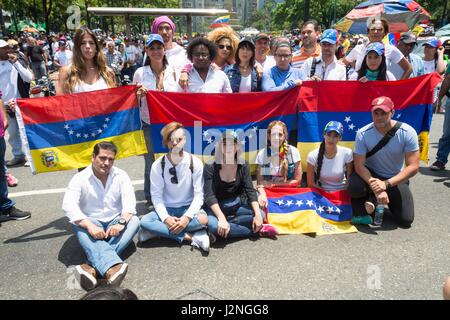 Eine Gruppe von venezolanischen Künstler März aus Protest gegen die Regierung von Nicolas Maduro. Gegner marschieren noch einmal durch die Straßen und Autobahnen von Caracas gegen die Regierung von Nicolás Maduro auf 26. April 2017. Stockfoto