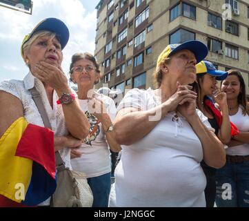 Einige Frauen besuchen die Huldigung des ermordeten Studenten. Mitmachen in einen Marsch, eine Hommage an Student Juan Pablo Pernalete-getötet am Vortag, als er während einer Protestaktion gegen Präsident Nicolas Maduro - in Caracas, am 27. April 2017 durch eine Gas-Granate getroffen wurde. Stockfoto